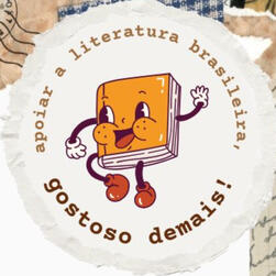 Um círculo branco com um texto ao redor. "apoiar a literatura brasileira," deformado em um arco para baixo e "gostoso demais" abaixo, deformado em um arco para cima. No meio há uma ilustração de livrinho laranja, com cara, bracinhos e perninhas.