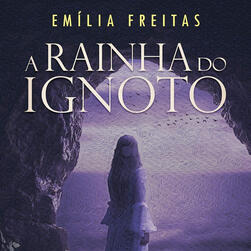 Recorte da capa de A Rainha do Ignoto, onde aparece a ilustração de uma mulher de vestido branco na entrada de uma caverna, de costas, com uma iluminação roxa sobre ela. O nome da autora aparece em dourado no topo da capa, e o título tipografado em branco