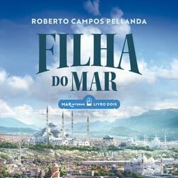 Recorte da capa de Filha do Mar, onde aparece uma Ilustração em tons de azul de uma cidade com estética mediterrânea, e um céu com grandes nuvens acima. Em destaque, o título tipografado, em azul. Acima, o nome do autor, em fonte branca. Abaixo, um selo es